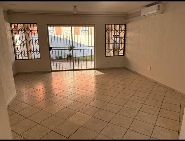 3 BEDROOM FREEHOLD FOR SALE IN WILLOW PARK